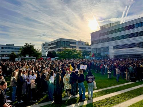 Gegen Nachmittag verwandelte sich der Campus zu einer großen Open-Air-Partyfläche. Foto: Annika Holzammer